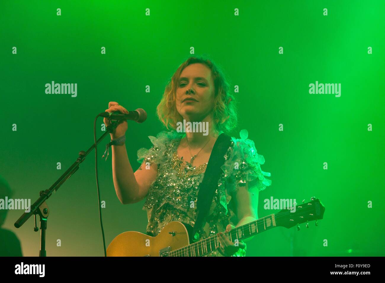 SLOWDIVE, GREEN MAN FESTIVAL, 2015 : Rachel Goswell des années 90 les légendes du Shoegazing SLOWDIVE jouent la Far Out Stage au Glanusk Park près de Brecon, pays de Galles, le 22 août 2015. Le deuxième jour du festival de musique Green Man dans les montagnes Brecon Beacons au pays de Galles. Crédit : Rob Watkins/Alamy Live News Team Banque D'Images