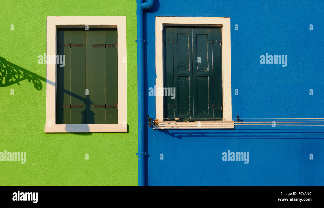 Vert et Bleu maisons peintes au lever de Burano Lagune de Venise Italie Europe Banque D'Images