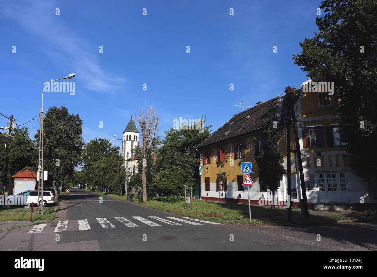 Street dans la banlieue résidentielle de Wekerle, Kispest, Budapest, Hongrie Banque D'Images