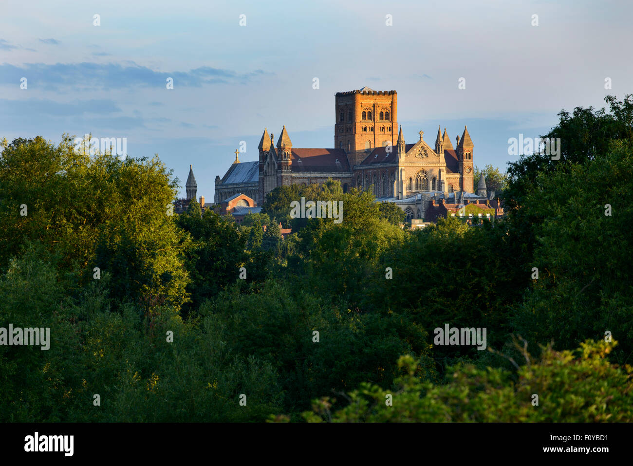 Vue de la cathédrale à l'aube, St Albans, Hertfordshire, Royaume-Uni Banque D'Images