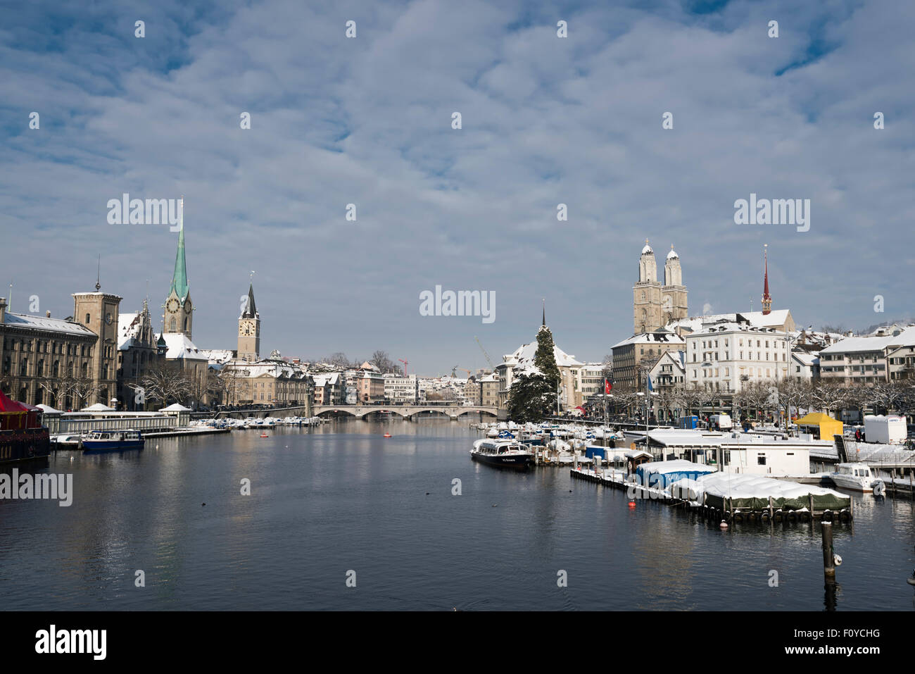 Vue de la vieille ville de Zurich au cours de l'hiver, à l'aval de la rivière Limmat. Banque D'Images