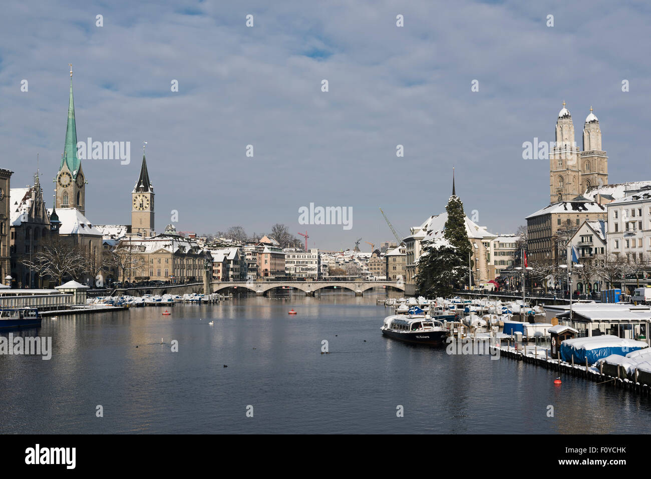 Vue de la vieille ville de Zurich au cours de l'hiver, à l'aval de la rivière Limmat. Banque D'Images