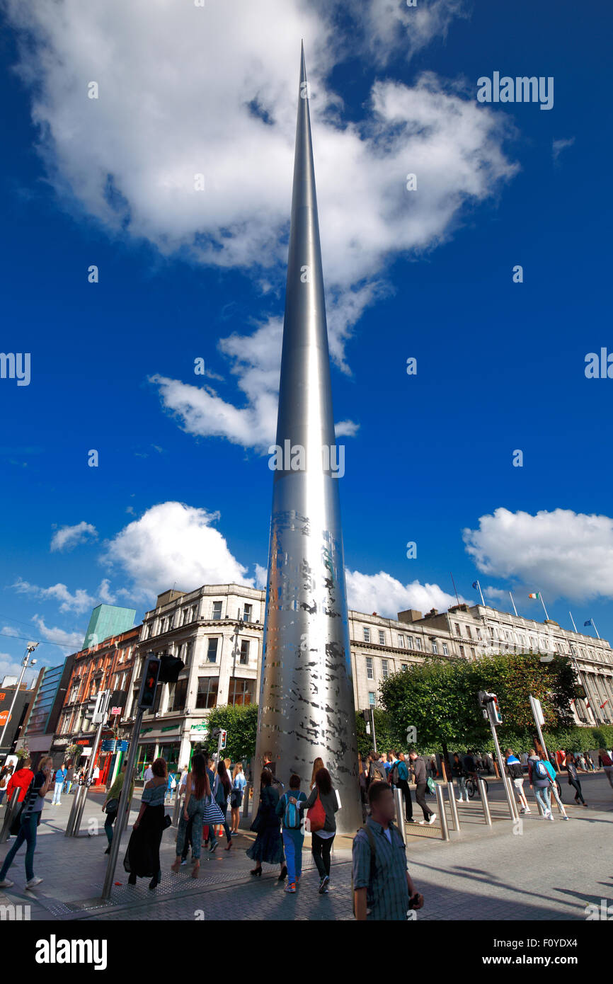 Le Spire de Dublin, Irlande, également connu sous le nom de Spike est un grand, 121,2 mètres de hauteur axe en acier inoxydable-comme monument Banque D'Images