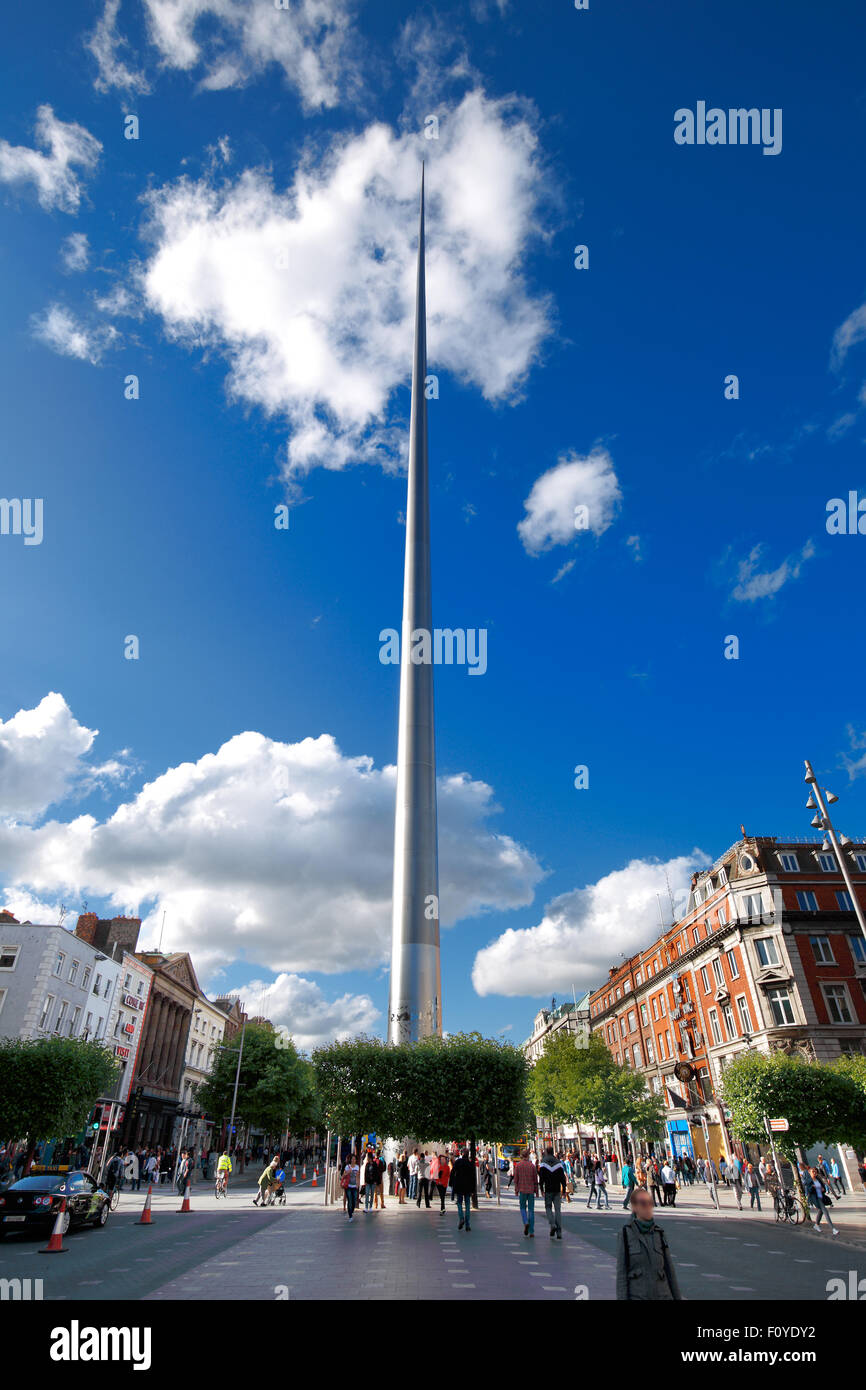 Le Spire de Dublin, Irlande, également connu sous le nom de Spike est un grand, 121,2 mètres de hauteur axe en acier inoxydable-comme monument Banque D'Images