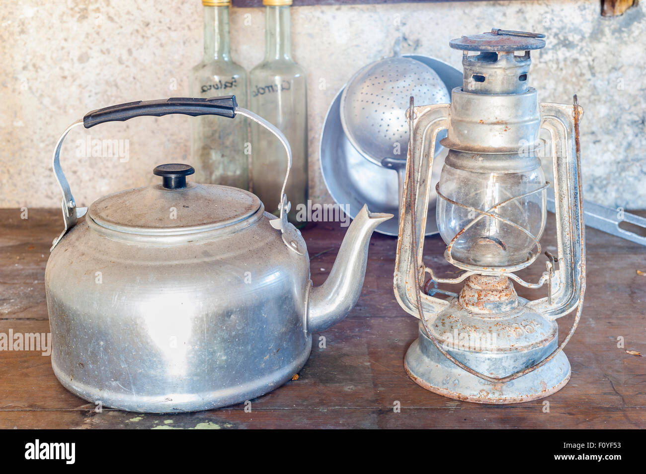 Une fois les objets anciens : aluminium électrique et vieille lampe à acétylène Banque D'Images