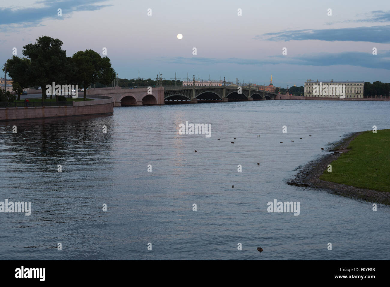 Nuits blanches à Saint Petersbourg. Troitskiy Trinity bridge (plus) sur la rivière Neva en Juillet Banque D'Images