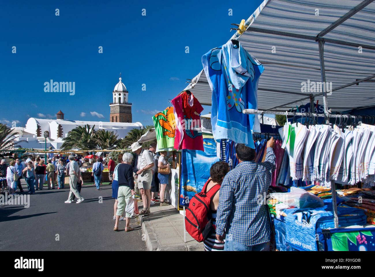 Marché de Teguise Lanzarote stands stands colorés au célèbre marché du dimanche dans la vieille ville de Teguise Lanzarote Iles Canaries Espagne Banque D'Images