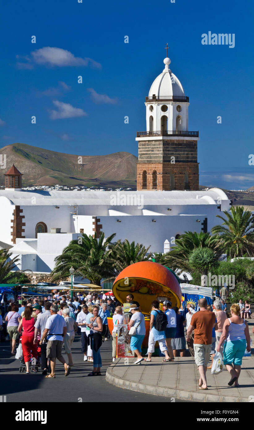 Marché PLEIN AIR Teguise Lanzarote populaires de renommée mondiale de produits locaux Le Dimanche Jour de marché dans la vieille ville de Teguise Lanzarote Iles Canaries Espagne Banque D'Images