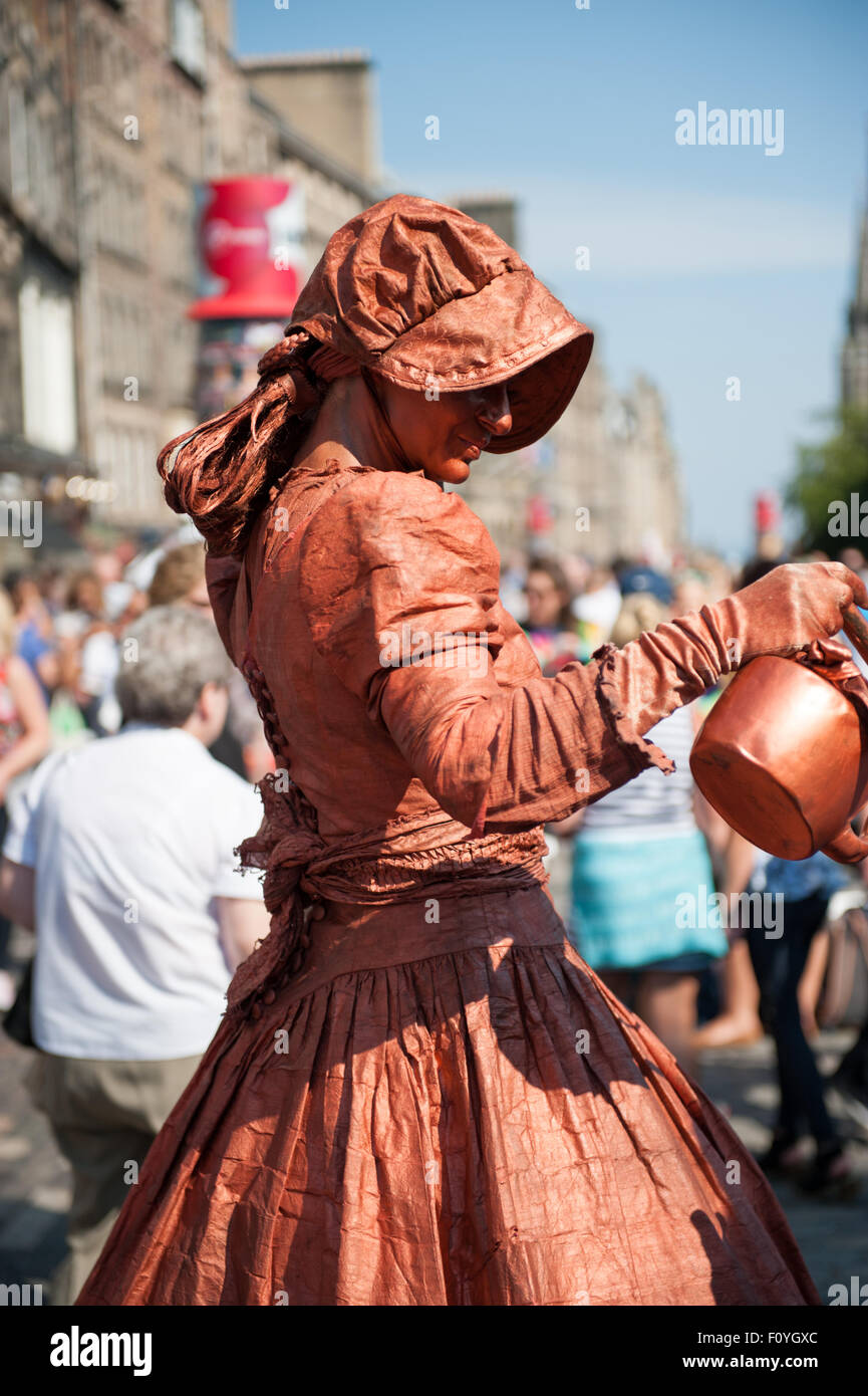 Edinburgh, Ecosse, Royaume-Uni. 23 août, 2015. Les artistes interprètes ou exécutants de divertir les foules au Edinburgh Fringe Festival Crédit : Tony Clerkson/Alamy Live News Banque D'Images