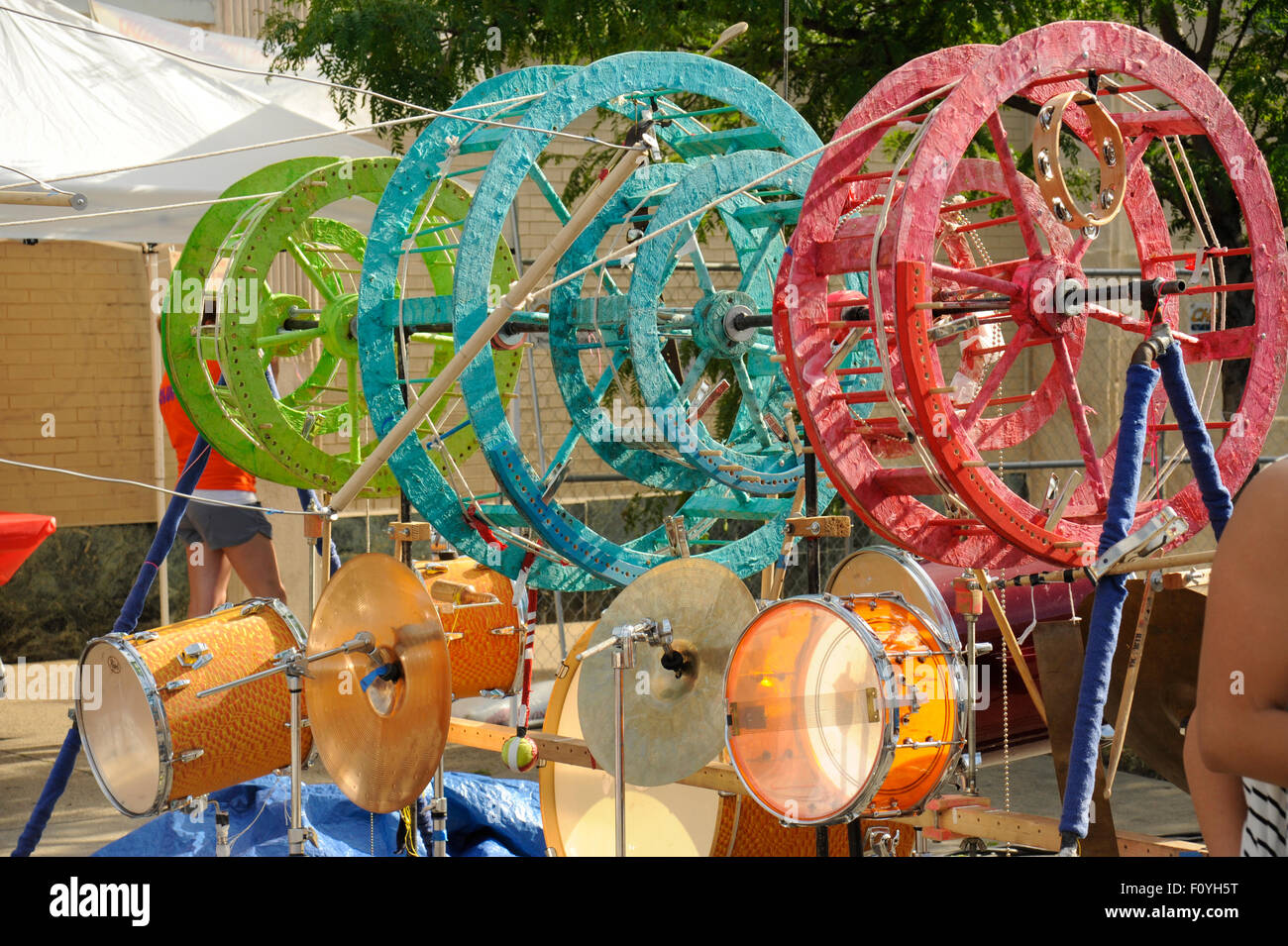 Balançoire drum midsizedconçu par artiste, Dave Ford. Chicago, Illinois. Ensemble d'oscillation de la batterie à un festival de quartier dans la région de Rogers Park. Banque D'Images