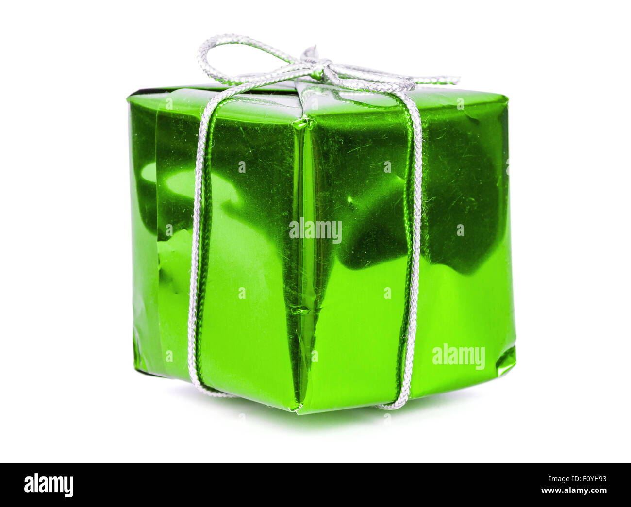 Boîte cadeau vert avec ruban d'argent isolé sur fond blanc avec clipping path Banque D'Images
