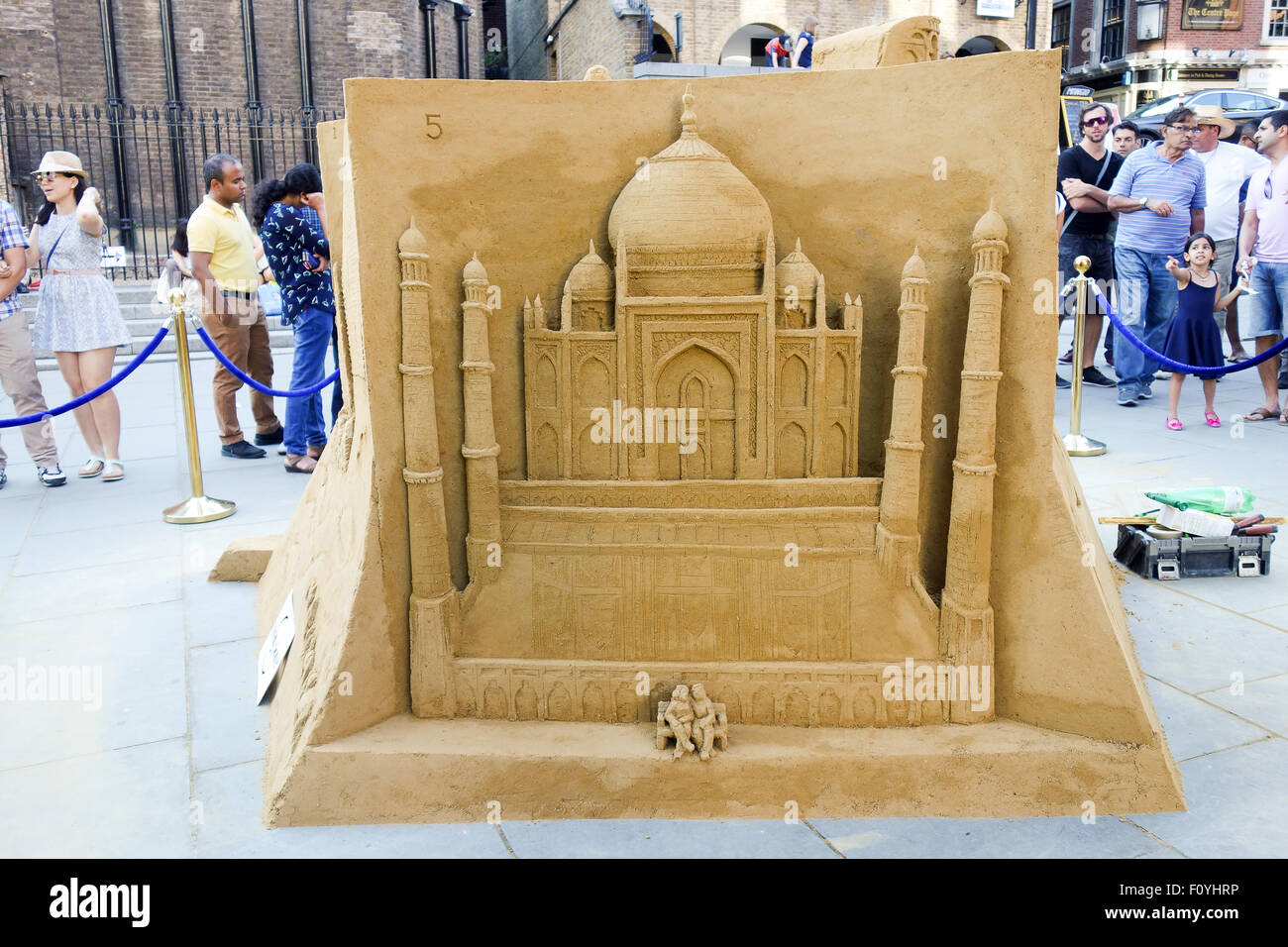 Planète lui n'utiliser du sable château dispose d''Inde Taj Mahal pour promouvoir leur nouveau livre intitulé 'ultime'. Travelist Banque D'Images