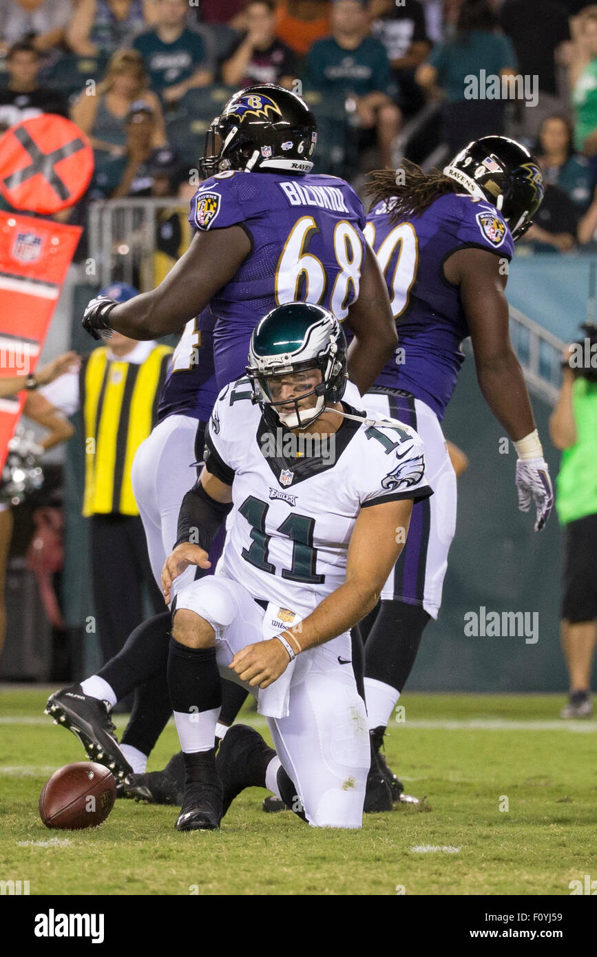 22 août 2015 : Philadelphia Eagles quarterback Tim Tebow (11) se lève après avoir limogé par Ravens de Baltimore linebacker extérieur Za'Darius Smith (90), qui célèbre avec défensive fin Christo Bilukidi (68), au cours de la NFL preseason match entre les Ravens de Baltimore et les Philadelphia Eagles au Lincoln Financial Field à Philadelphie, Pennsylvanie. Les Philadelphia Eagles a gagné 40-17. Christopher Szagola/CSM Banque D'Images