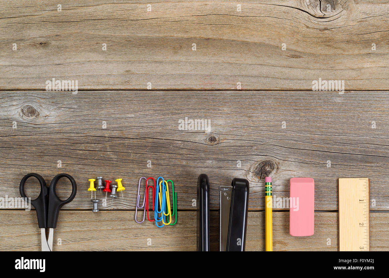 Vue de dessus du partiel et de l'éducation sur l'approvisionnement en bois rustique. Banque D'Images