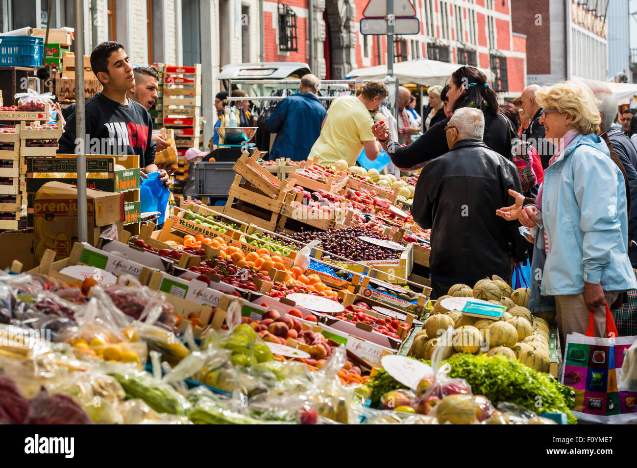 Le marché du dimanche la batte à Liège, Belgique Banque D'Images
