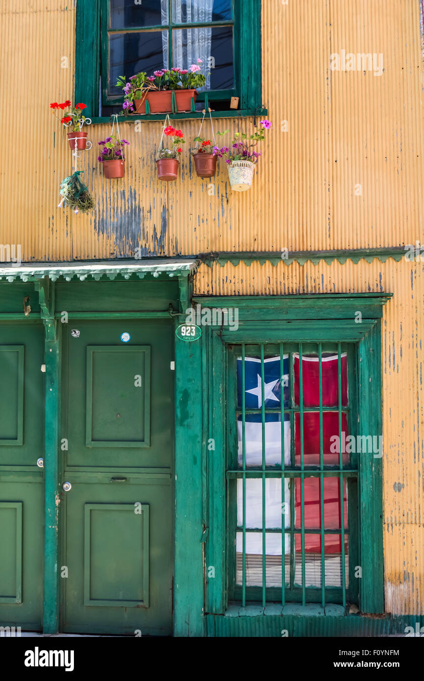 Porte Drapeau chilien et colorés, Valparaiso, Chili Banque D'Images