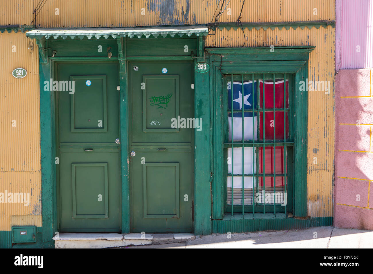 Porte Drapeau chilien et colorés, Valparaiso, Chili Banque D'Images