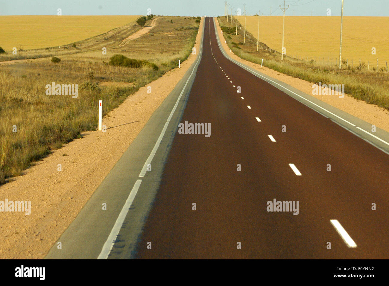 Afficher le long de l'Eyre autoroute reliant l'ouest de l'Australie et le Sud de l'Australie, en passant par la plaine du Nullarbor. Banque D'Images