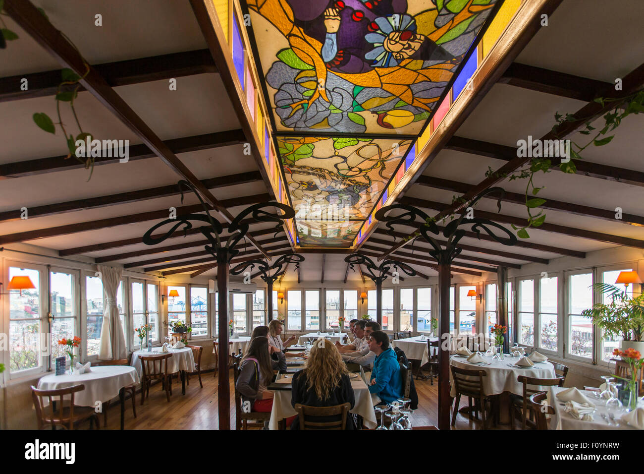 Dîners au restaurant La Colombina, Valparaiso, Chili Banque D'Images