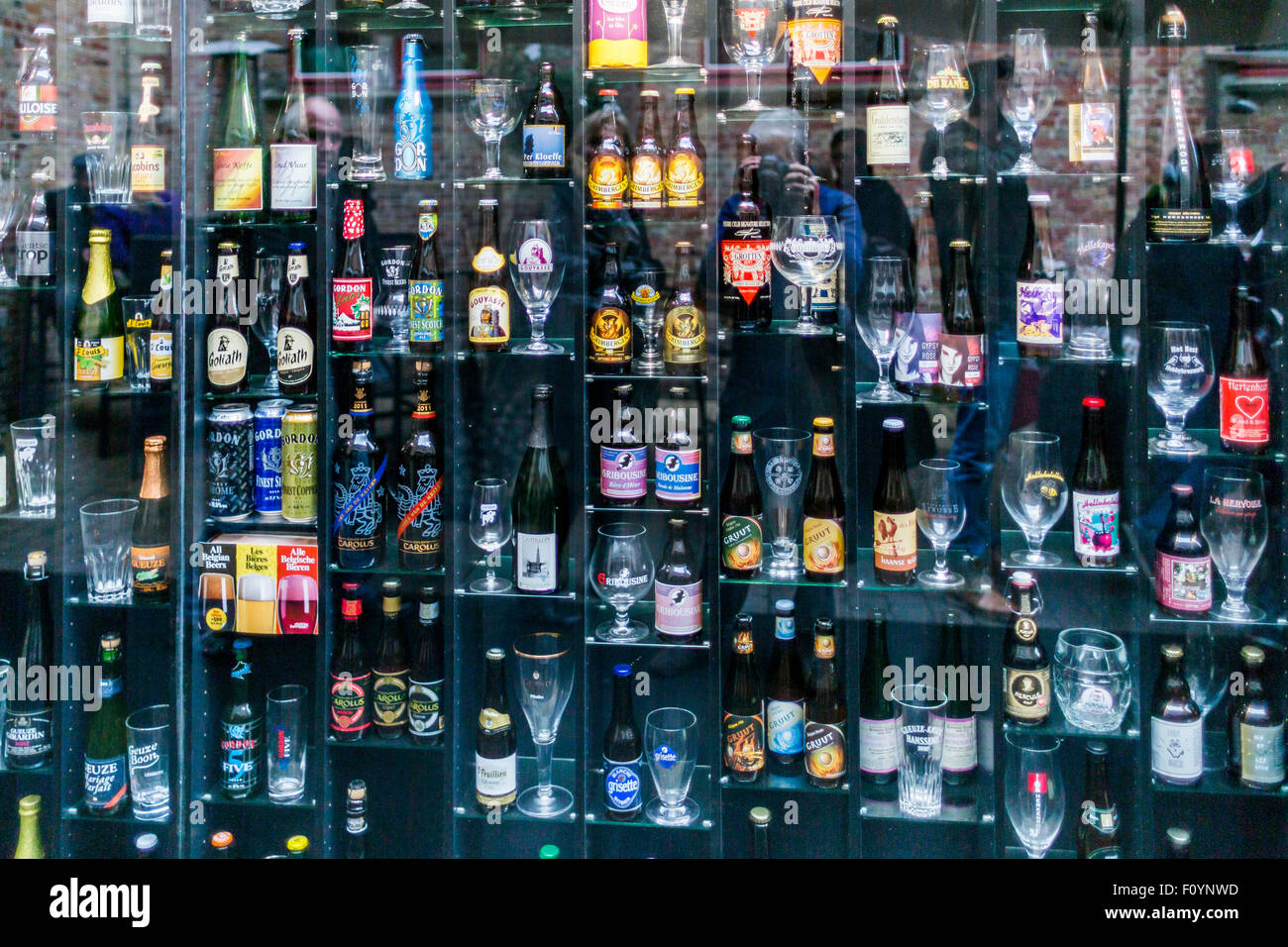 Store fenêtre avec des bouteilles de bière belge, Bruges, Belgique Banque D'Images