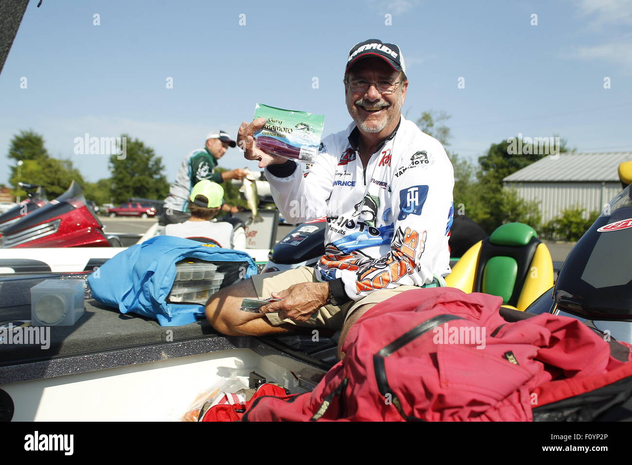 Hot Springs, AR, États-Unis d'Amérique. Août 23, 2015. 23 août 2015 : Larry Nixon montre l'un des appâts utilisés dans la coupe du bois Forrest sur le lac Ouachita à Hot Springs, AR. Justin Manning/ESW/CSM/Alamy Live News Banque D'Images