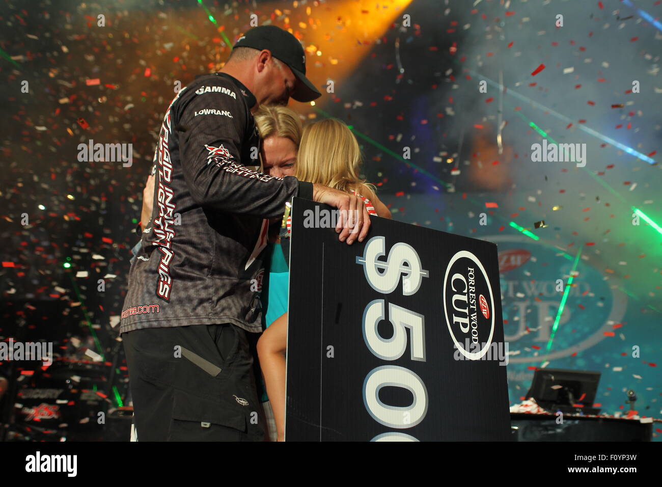 Hot Springs, AR, États-Unis d'Amérique. Août 23, 2015. 23 août 2015 : Brad Knight celebrats avec sa femme et sa fille après avoir remporté la coupe du bois Forrest sur le lac Ouachita à Hot Springs, AR. Justin Manning/ESW/CSM/Alamy Live News Banque D'Images