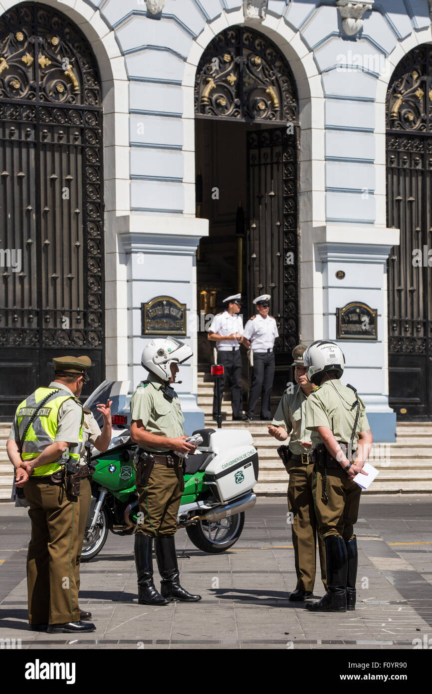 Dans la police Plaza Sotomayor, Valparaiso, Chili Banque D'Images