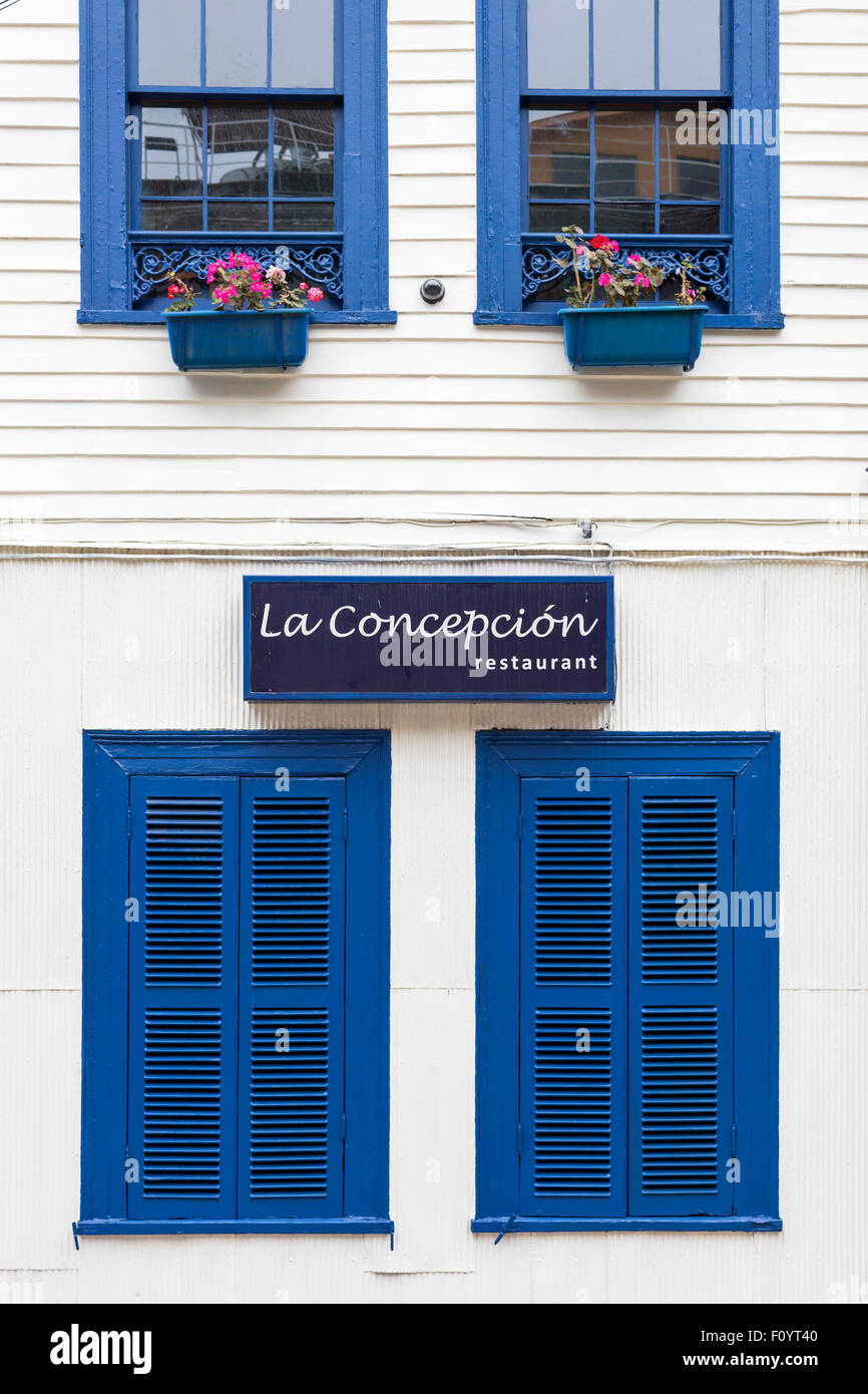 Des volets bleus et windows en restaurant, Valparaiso, Chili Banque D'Images