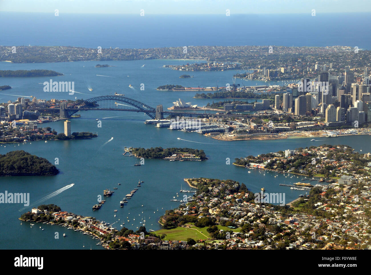 Vue aérienne du port de Sydney avec la ville sur la droite, de l'Opéra et pont. Banque D'Images