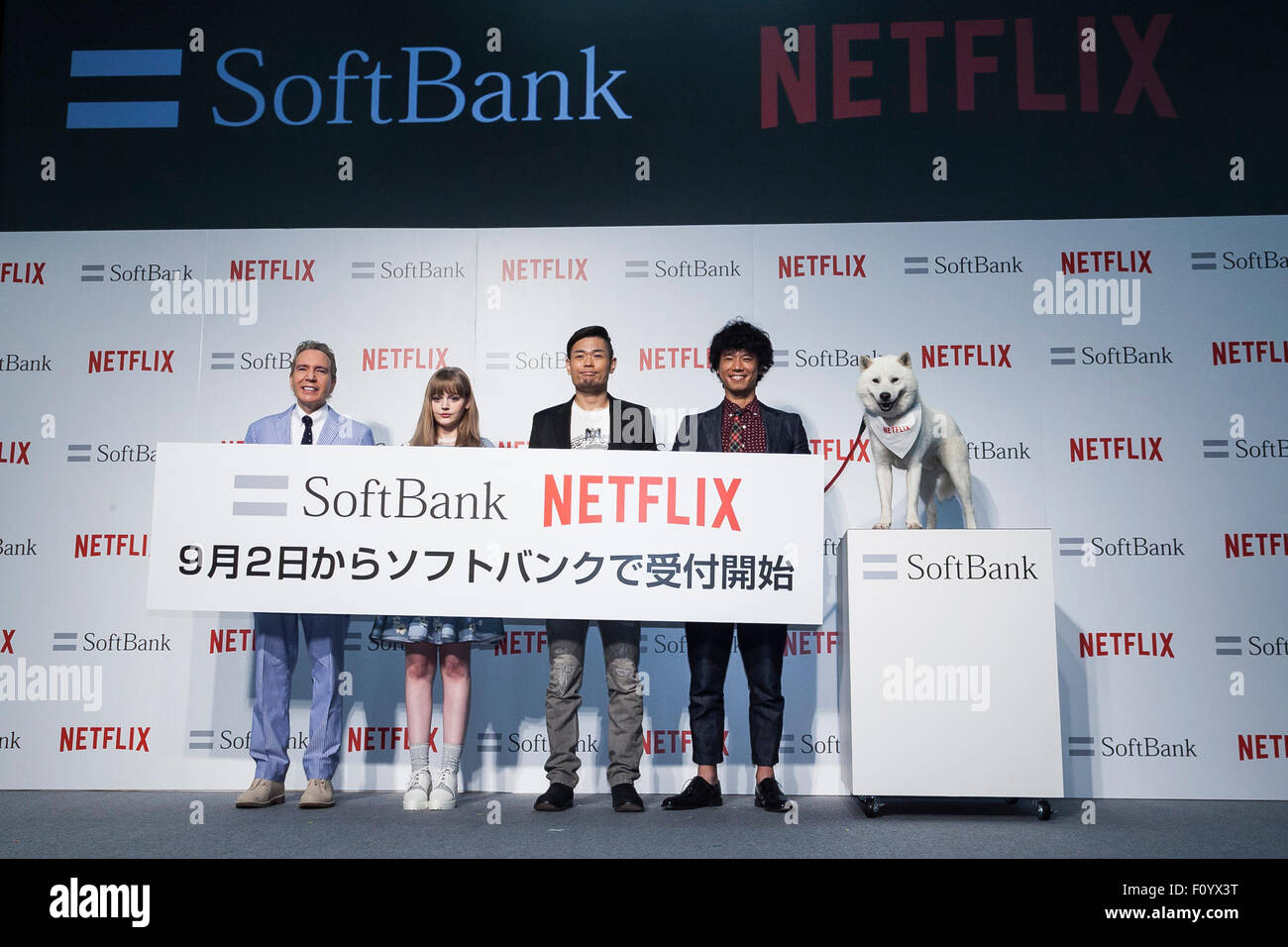 (L à R) producteur de télévision américain Dave Spector, Dakota modèle Rose, comédiens Hiroshi Shinagawa et Shoji Tomoharu et la mascotte de SoftBank chien ''Otosan'' (père) de poser pour les caméras au cours d'un événement médiatique d'annoncer une alliance d'affaires pour le service de livraison de vidéo Netflix au Japon le 24 août 2015, Tokyo, Japon. Du 2 septembre au 2 37 millions de SoftBank les utilisateurs pourront accéder à un abonnement Netflix Inc. à partir de 650 JPN (5,34 USD) pour un plan SD standard. Les sociétés ont également l'intention de travailler sur des projets de création de contenu. Credit : Rodrigo Reyes Marin/AFLO/Alamy Live News Banque D'Images