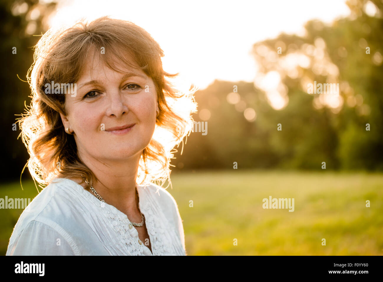 Portrait de femme mature en plein air - dans la nature au coucher du soleil Banque D'Images