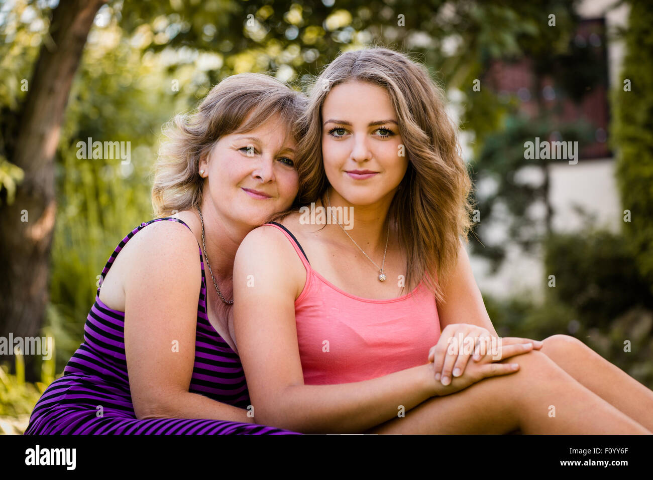 Portrait of mature mère avec son plus jeune enfant à l'extérieur dans la nature Banque D'Images