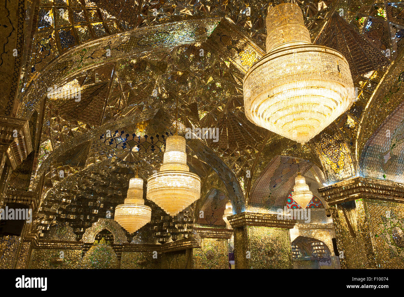 Plafond de la salle de prière avec des lustres, mausolée Shah Cheragh et mosquée, Cheragh, Shiraz, Iran Banque D'Images