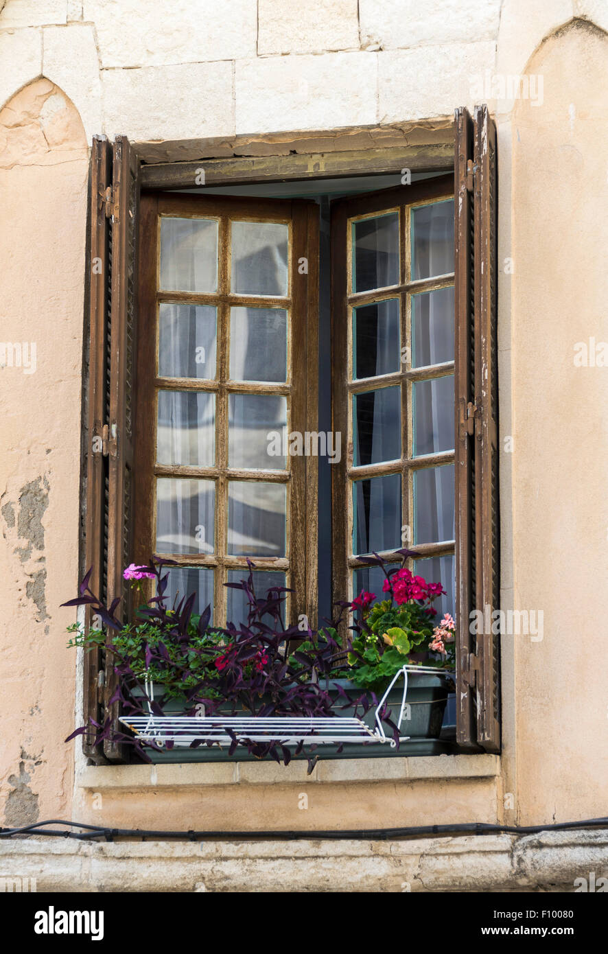Fenêtres en bois avec des fleurs, Bonifacio, Corse, France Banque D'Images