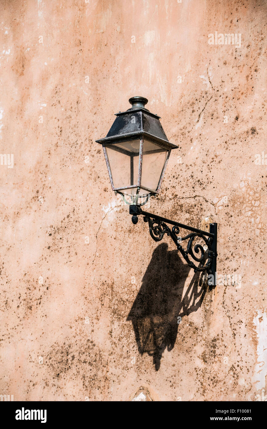 Lampe de rue sur un mur de brique, Bonifacio, Corse, France Banque D'Images