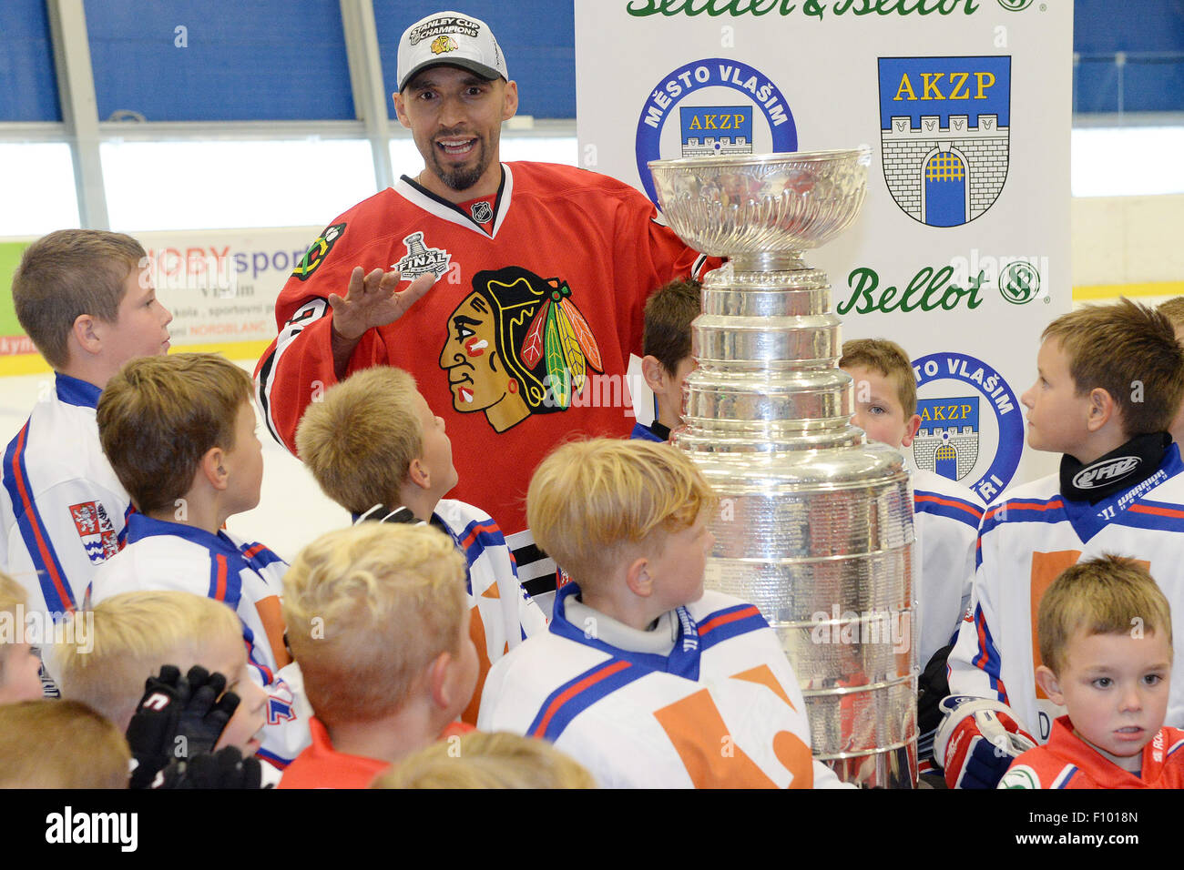 Vlasim, République tchèque. Août 22, 2015. Joueur des Blackhawks de Chicago Michal Rozsival montre Coupe Stanley aux ventilateurs de Vlasim, République tchèque, le Samedi, Août 22, 2015. © Michal Dolezal/CTK Photo/Alamy Live News Banque D'Images