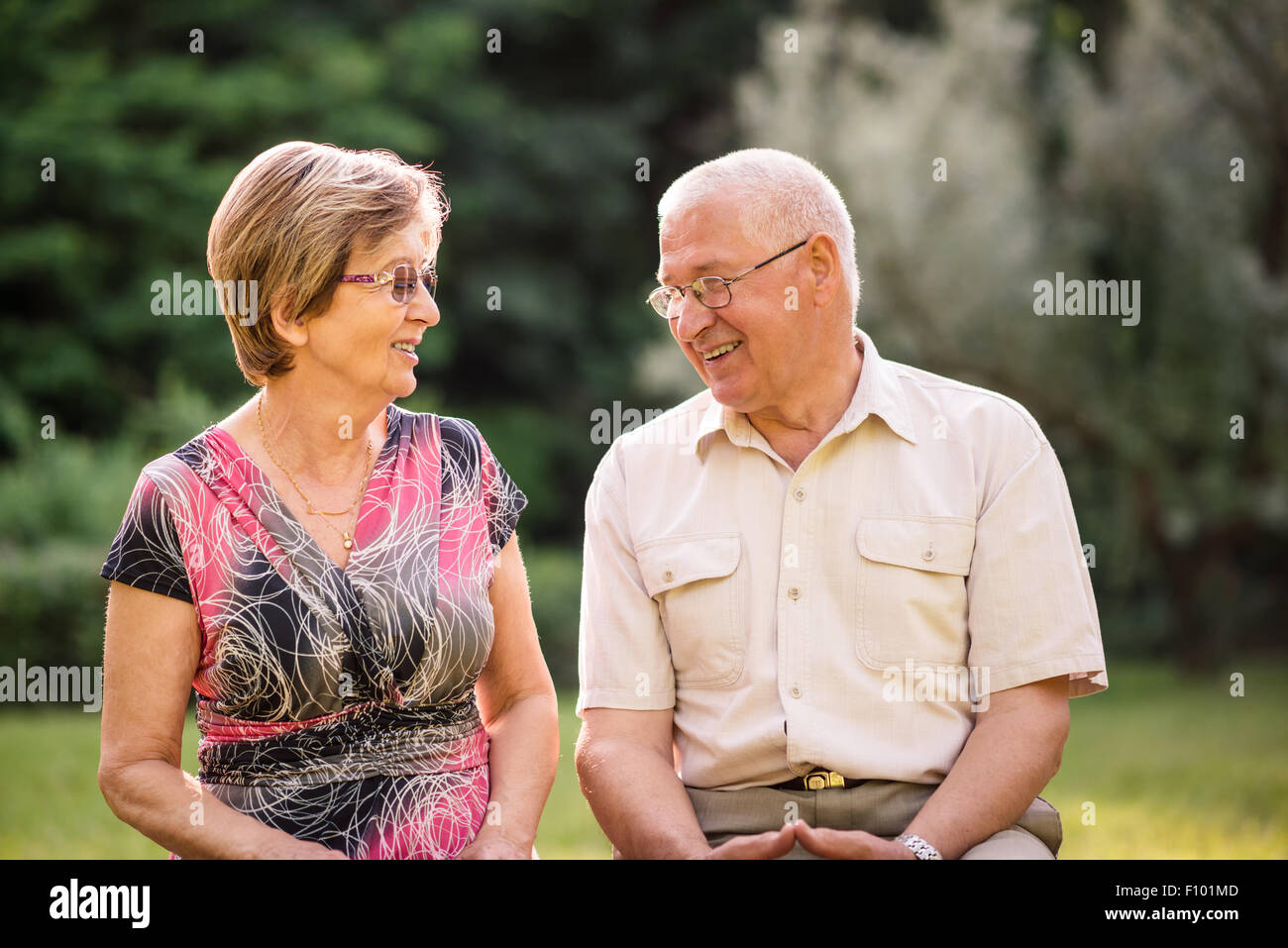 Smiling happy senior couple - ensemble dans la nature en plein air Banque D'Images