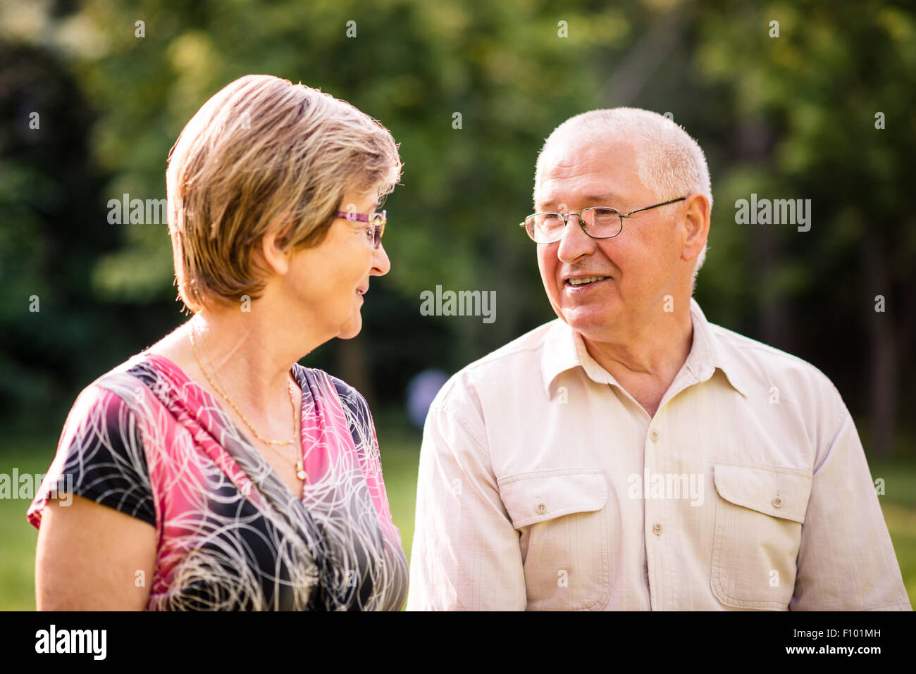 Smiling happy senior couple - ensemble dans la nature en plein air Banque D'Images
