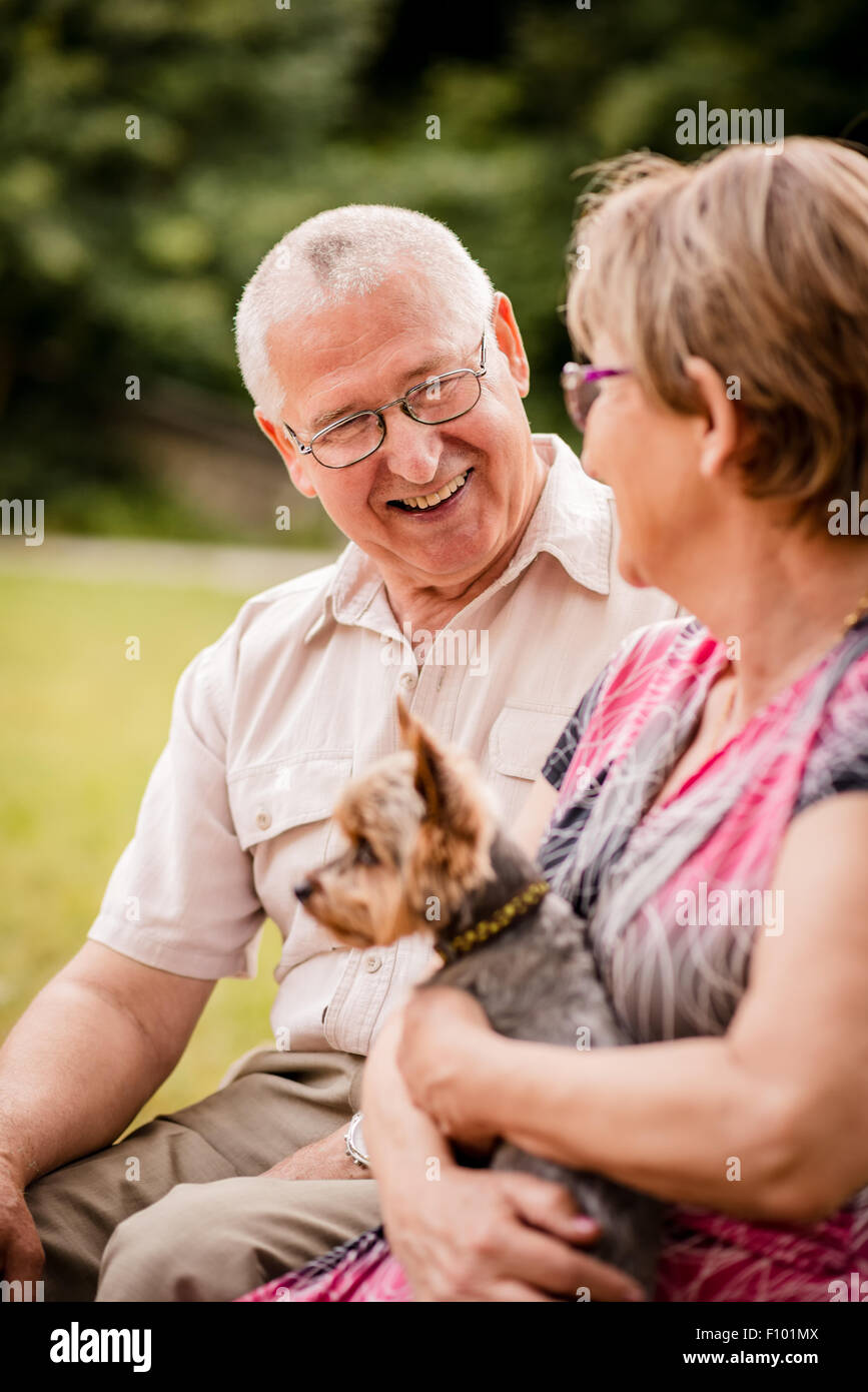 Smiling happy senior couple avec leur chien animal dans la nature en plein air Banque D'Images