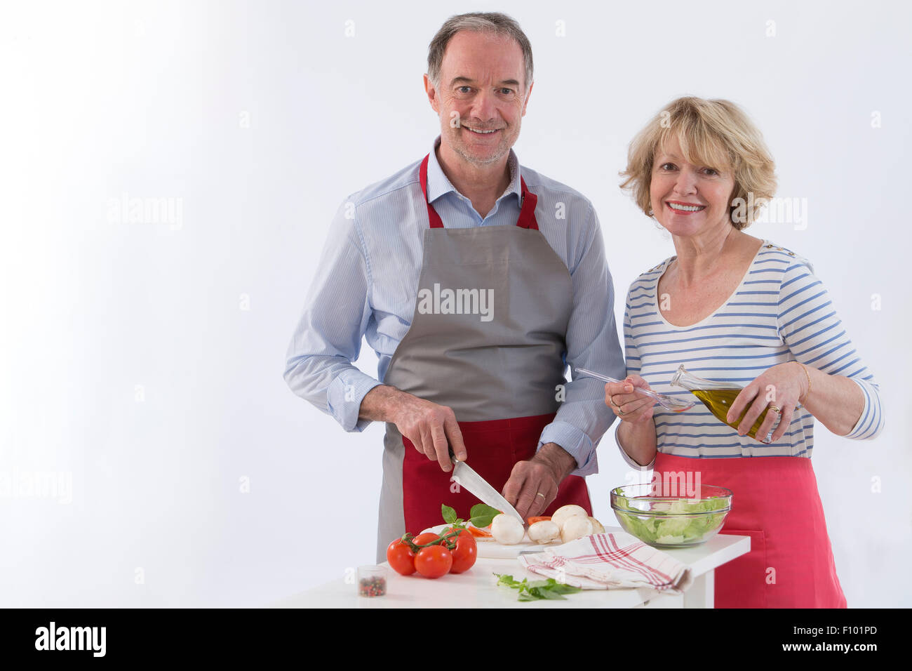 COUPLE DANS LA CUISINE Banque D'Images