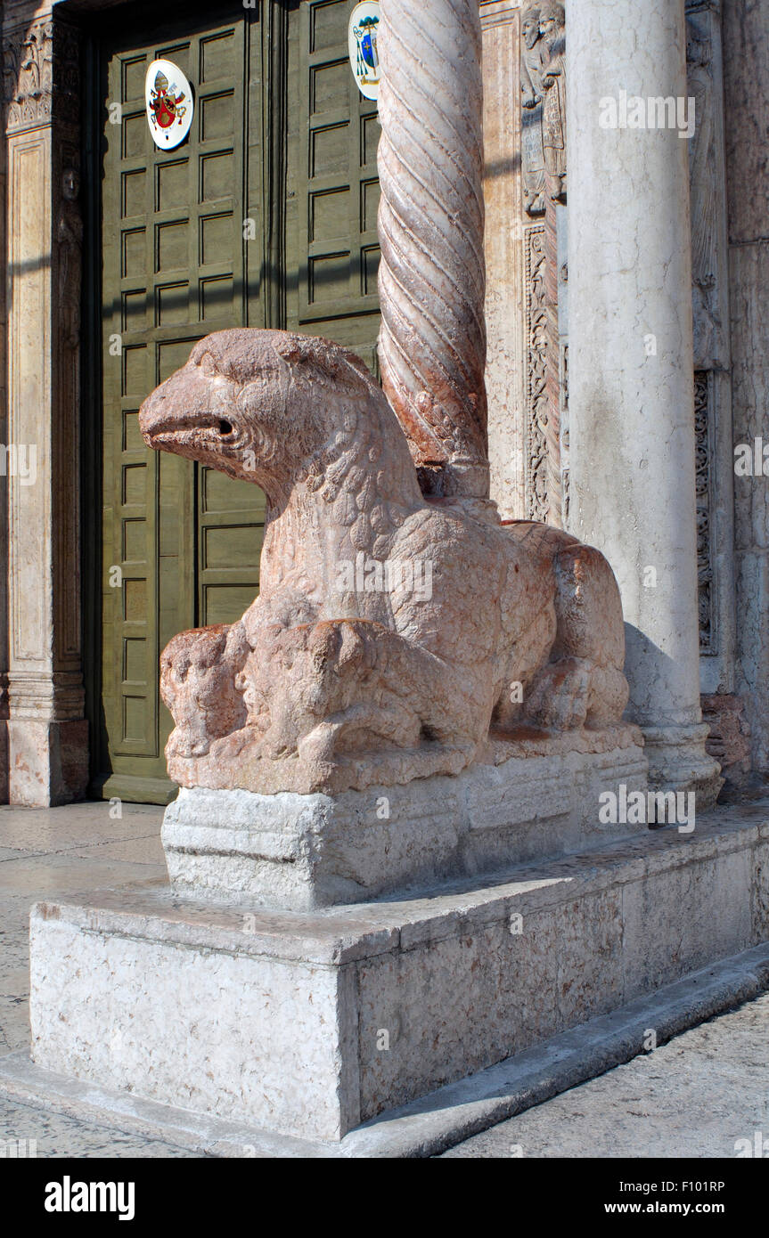 Italie, Vénétie, Vérone, la Cathédrale, statue. Banque D'Images