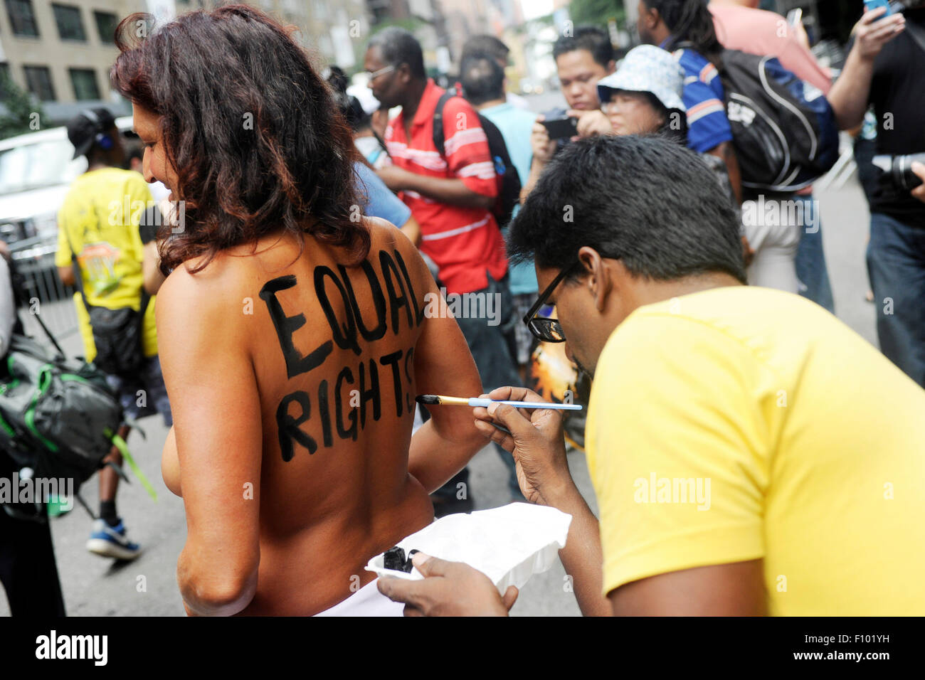 La ville de New York. Août 23, 2015. Nue femmes leur poitrine nue comme ils  participent à la parade de la fierté GoTopless à Manhattan le 23 août 2015 dans  la ville