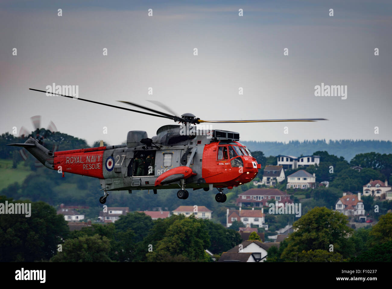 L'hélicoptère Sea King de la Royal Navy décolle du champ passeurs prêt pour son affichage à l'Air Show 2015 Dawlish Banque D'Images