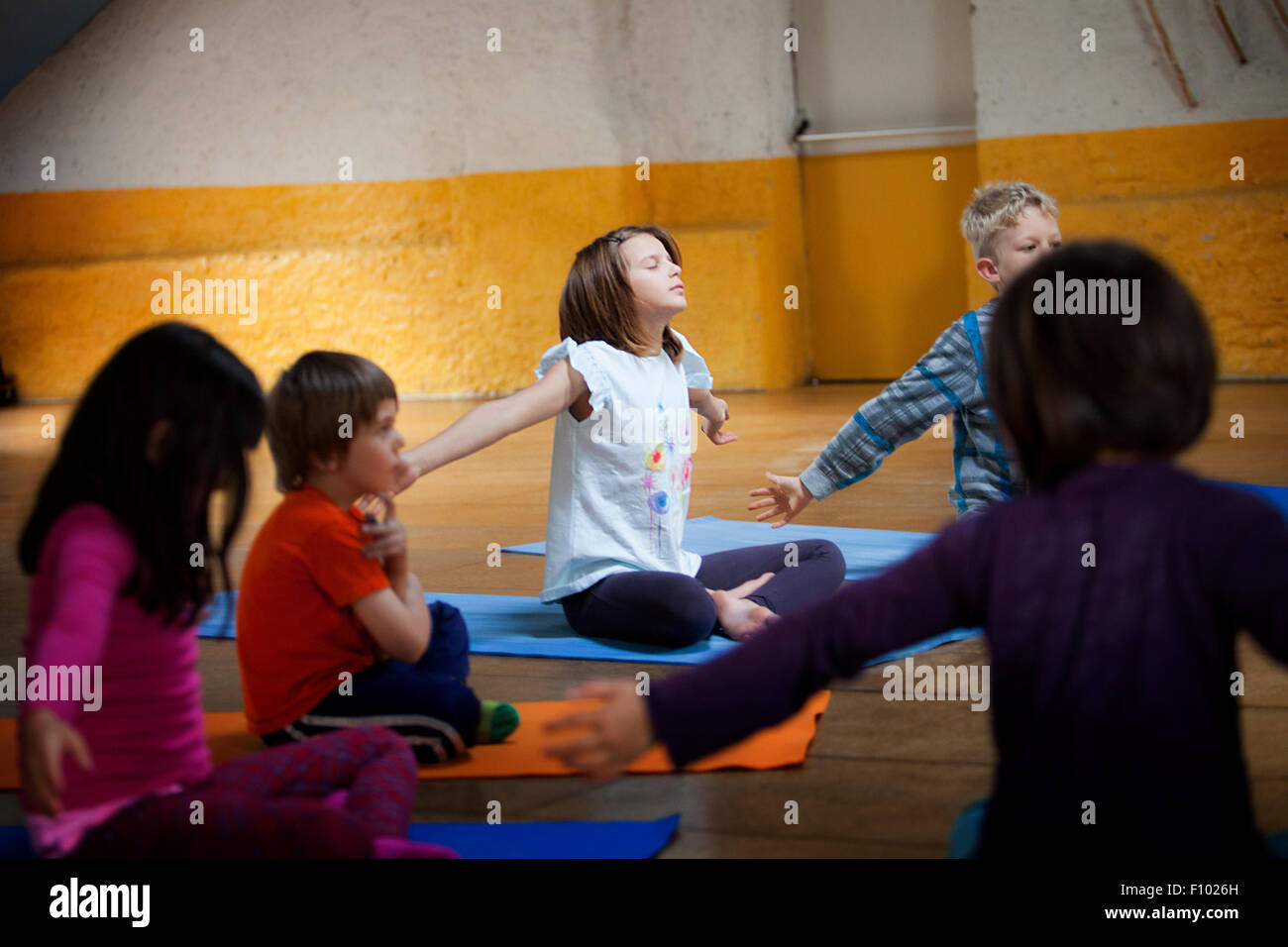 La pratique du Yoga pour enfants Banque D'Images