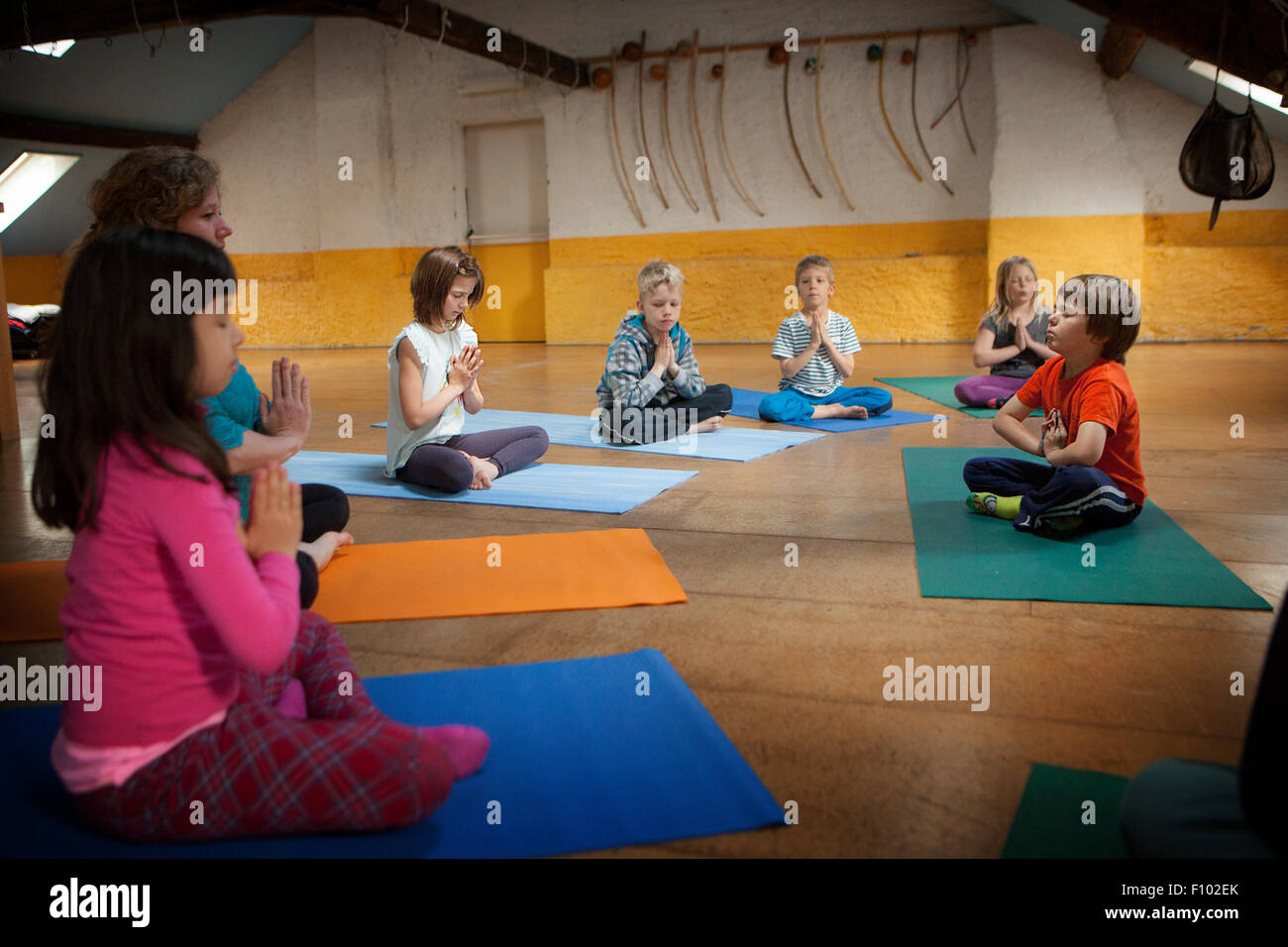 La pratique du Yoga pour enfants Banque D'Images