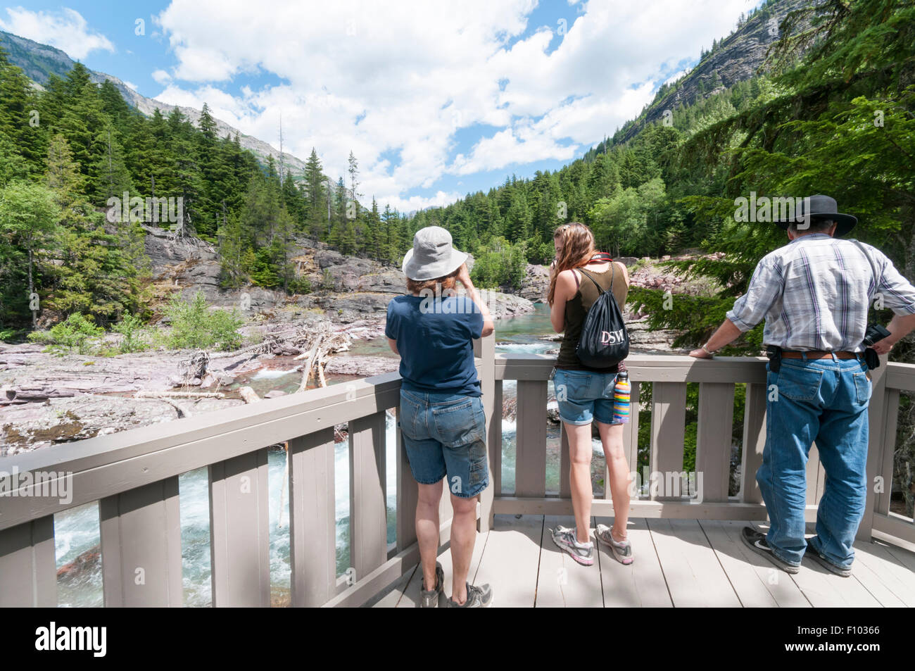 Les touristes photographiant McDonald Creek du Red Rocks oublier dans le Glacier National Park, Montana. Banque D'Images