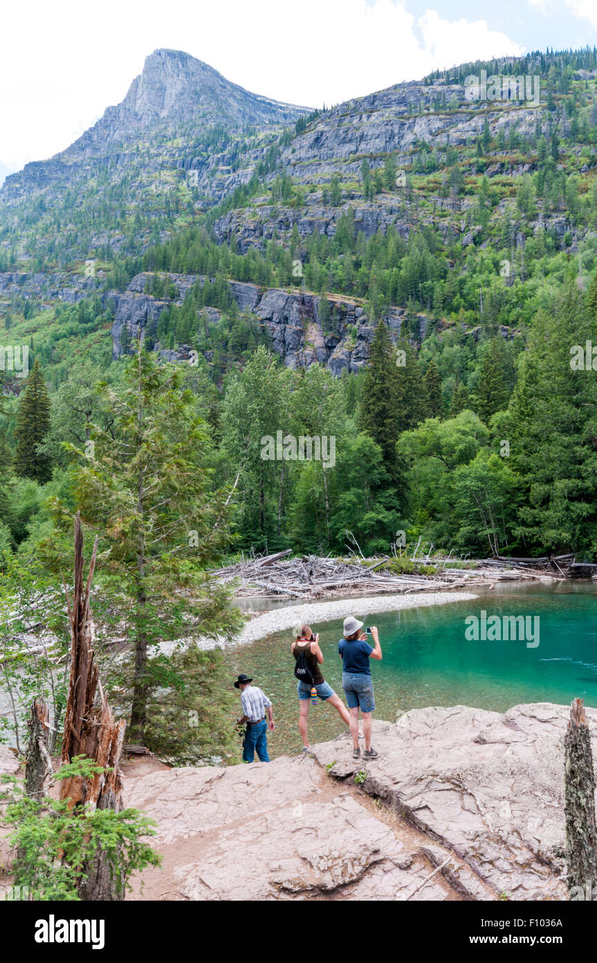 Les touristes photographiant McDonald Creek à Red Rocks dans le Glacier National Park, Montana. Banque D'Images