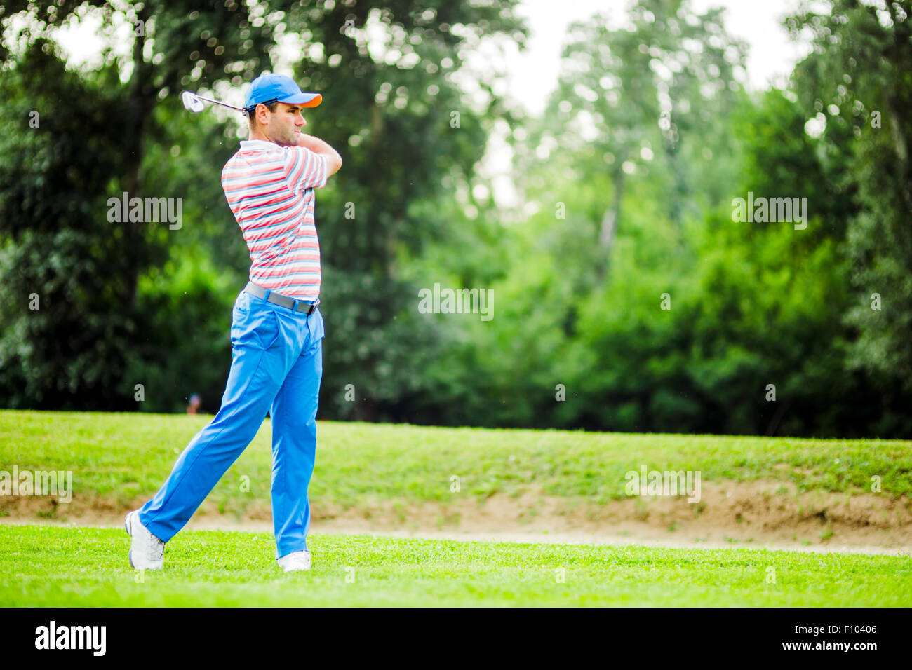La pratique de la concentration et golfeur avant et après coup par une belle journée ensoleillée Banque D'Images