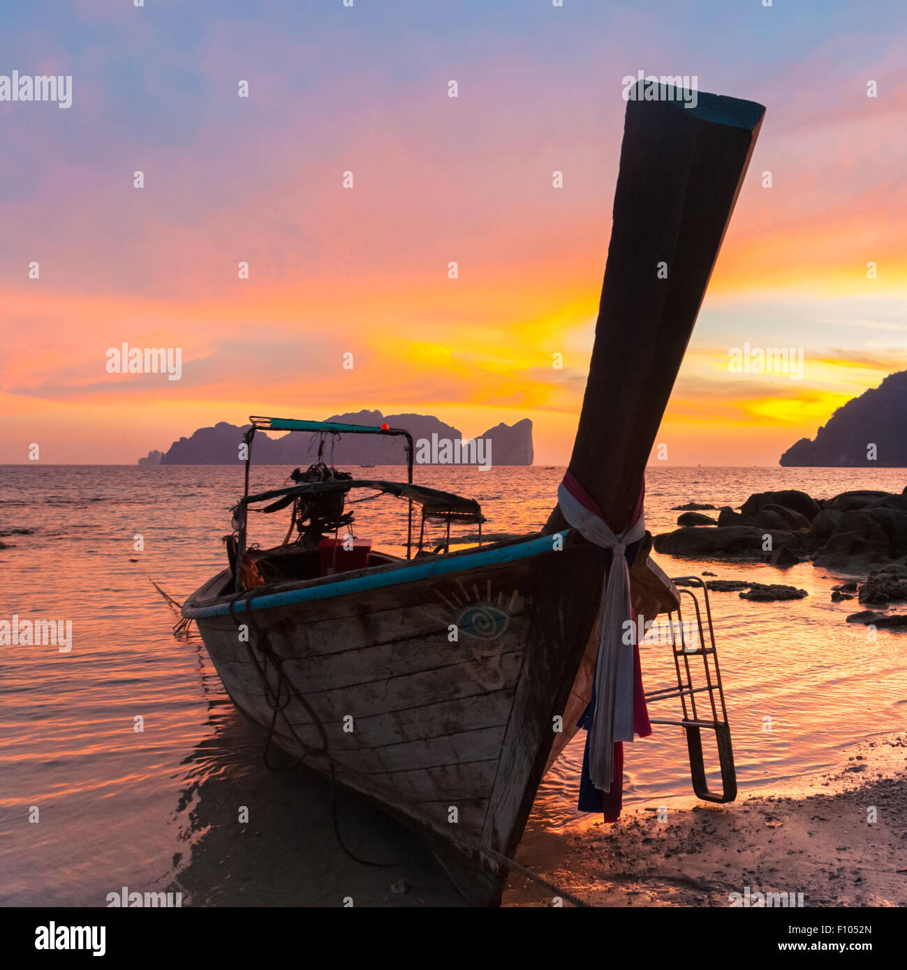 Bateau longtail traditionnels en bois sur la plage, Coucher de soleil en Thaïlande. Banque D'Images