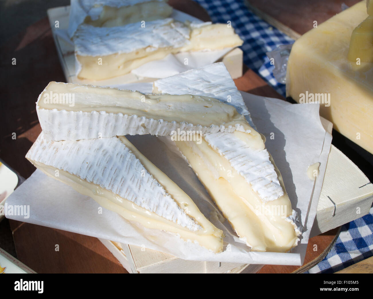 Wedges de fromage Brie en vente au marché de la gare de Tynemouth, North Tyneside, Angleterre, RU Banque D'Images